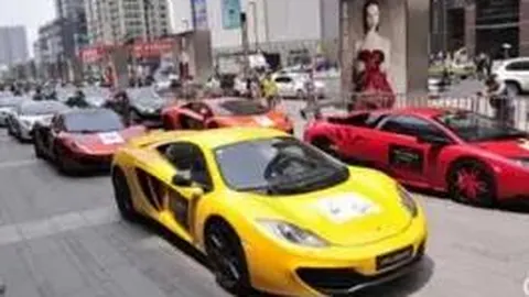 精彩对决！热刺半场领先布伦特福德2-0，西蒙斯独造两球，里沙利松锦上添花！